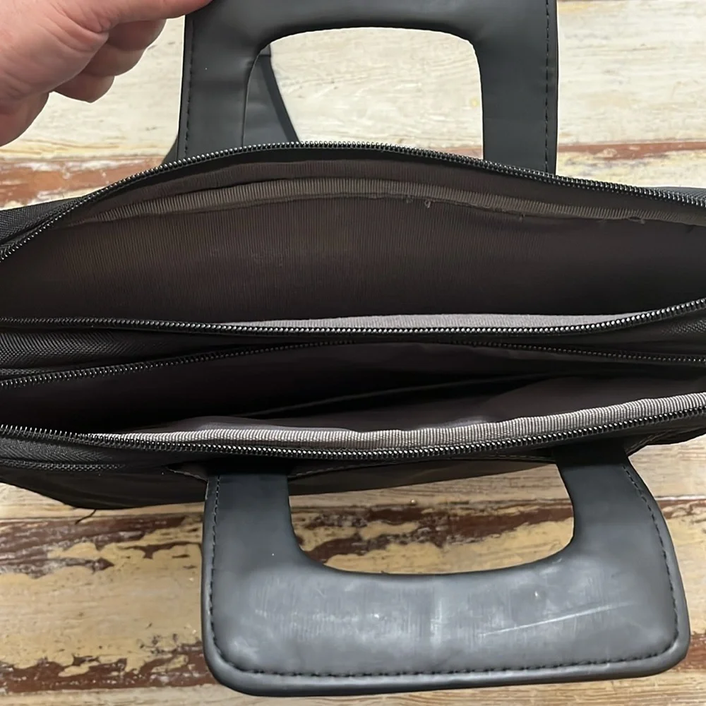 Dell Laptop Messenger Bag. Black Sturdy and Made well. See pics for measurement